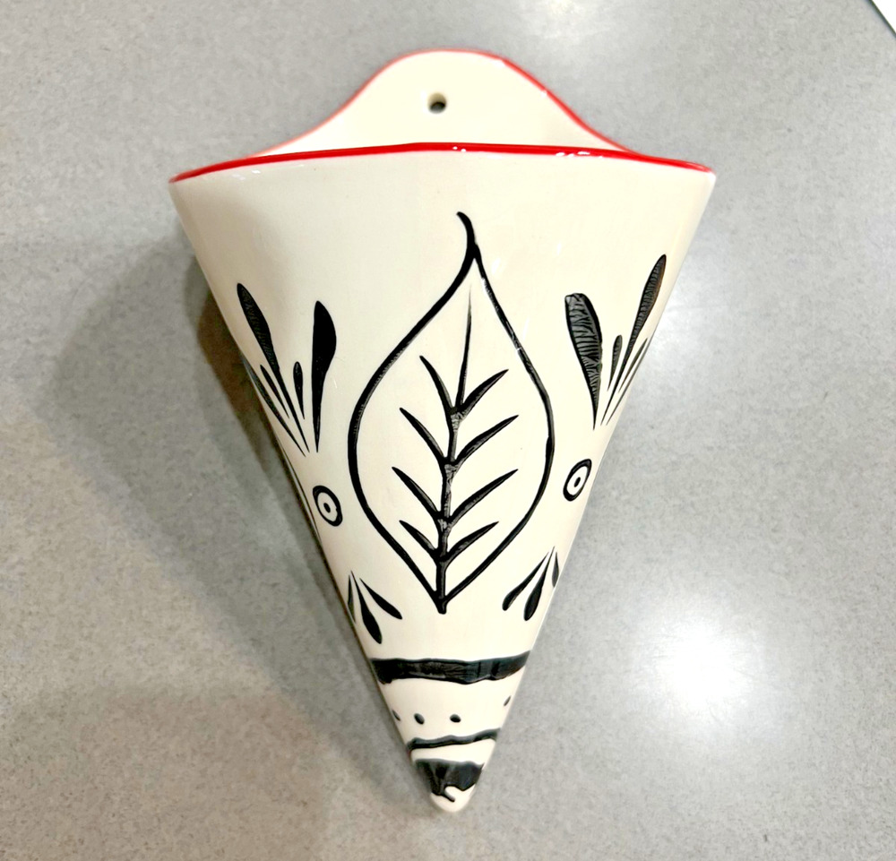 NWOB Creative Co-Op Art Pottery Triangle Wall Pocket Black & White Pattern